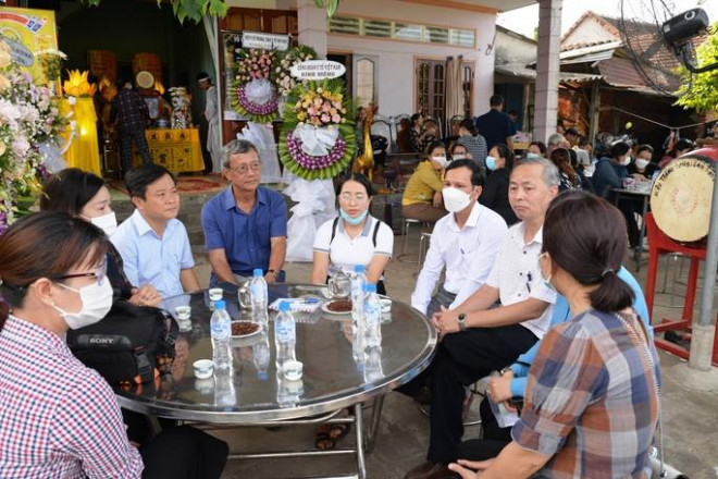 Nhiều người đến chia buồn cùng gia đình bà H. - nạn nhân bị người tâm thần đánh tử vong