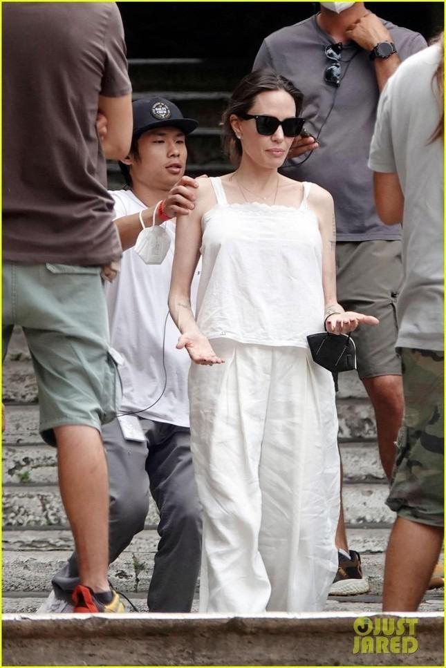 Angelina Jolie thuê Maddox và Pax Thiên làm việc cho mình - 2