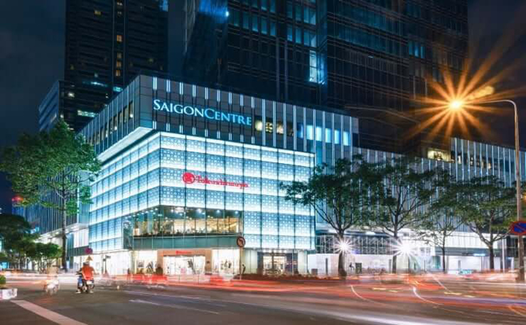 Quận 1 cũng là nơi toạ lạc của các trung tâm thương mại, mua sắm sầm uất bậc nhất Sài Thành như Vincom Center Đồng Khởi, Saigon Centre, Diamond Plaza, Saigon Garden...
