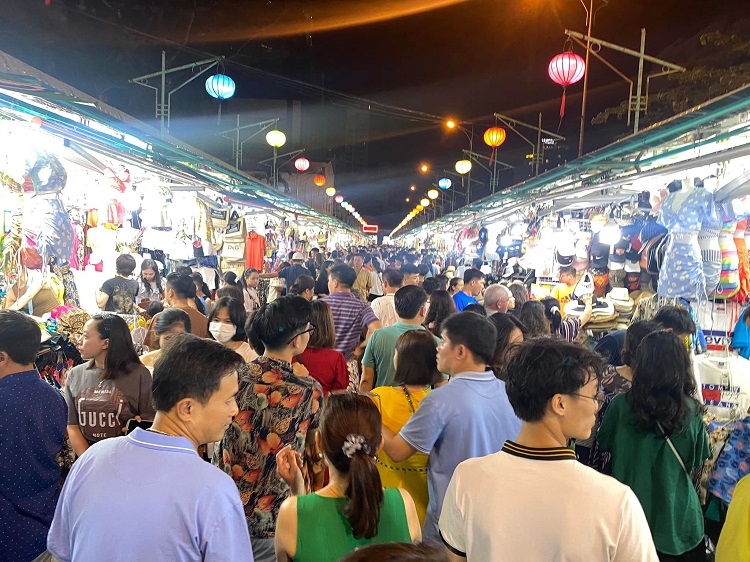 Dòng người chen chân mua sắm tại chợ đêm Nha Trang.