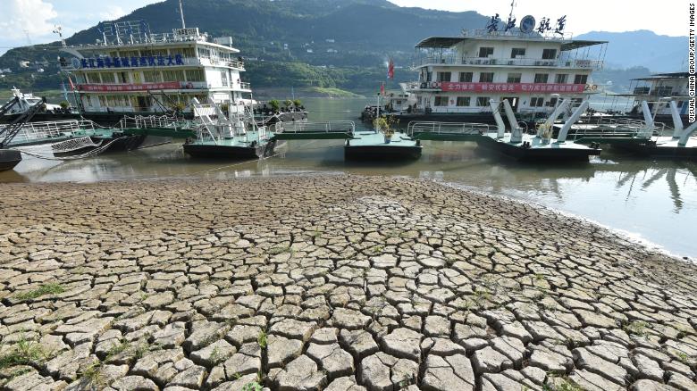 Một đoạn sông Dương Tử khô cạn ở Vân Dương, Trùng Khánh&nbsp;vào ngày 16/8/2022.