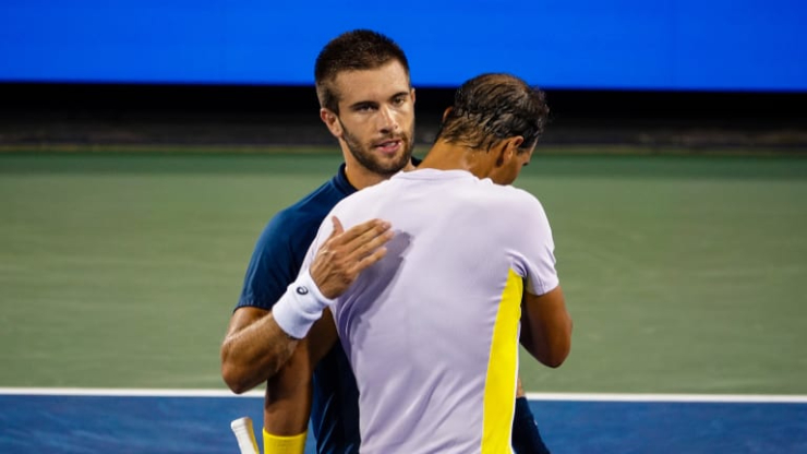 Chấn thương có vẻ là thứ đã khiến Nadal (áo xám) chưa có được phong độ tốt nhất trước Coric (áo xanh)