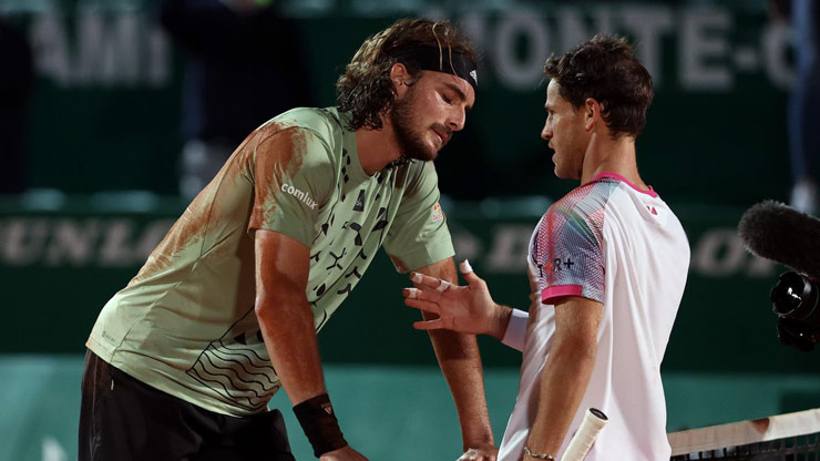 Stefanos Tsitipas (trái) thua "gã lùn" Diego Schwartzman trong cả 2 lần họ đối đầu nhau trên mặt sân cứng