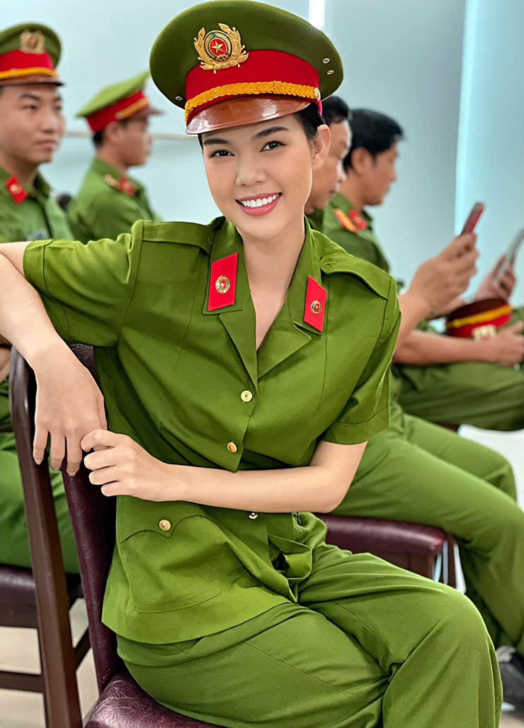 Hình ảnh Lê Ngọc Trinh vào vai&nbsp;chiến sĩ công an, chuyên trấn áp tội phạm trong phim "Bí mật hai thế giới".
