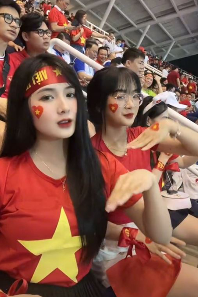 Là bạn thân của Quỳnh Alee, Gấm Kami (bên phải) cũng là fan cứng của đội tuyển Việt Nam. “Gây bão” với hình ảnh trên khán đài sân Mỹ Đình, nhiều người đã “truy lùng” thông tin người đẹp.
