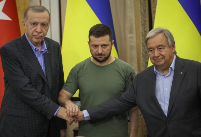 Tổng thống Thổ Nhĩ Kỳ Tayyip Erdogan (bìa trái), Tổng thống Ukraine Volodymyr Zelensky (giữa) và Tổng thư ký Liên Hợp Quốc (LHQ) Antonio Guterres sau cuộc họp báo ở Ukraine hôm 18-8. Ảnh: REUTERS