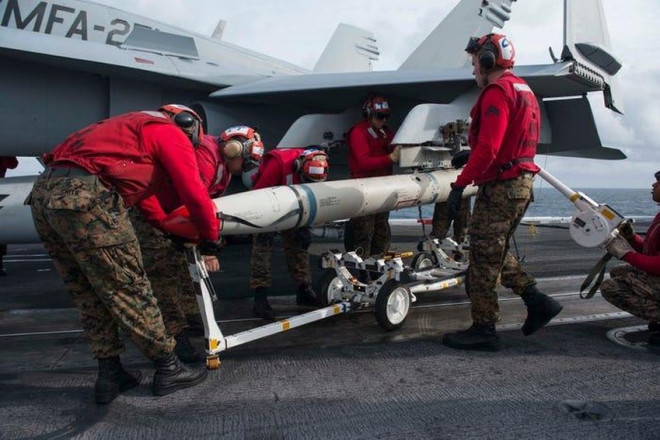 Thủy quân Lục chiến Mỹ tháo tên lửa AGM-88 để huấn luyện ra khỏi tiêm kích F/A-18C trên sàn tàu sân bay USS Theodore Roosevelt năm 2015. Ảnh: US Navy/MCS Seaman Anthony N. Hilkowski