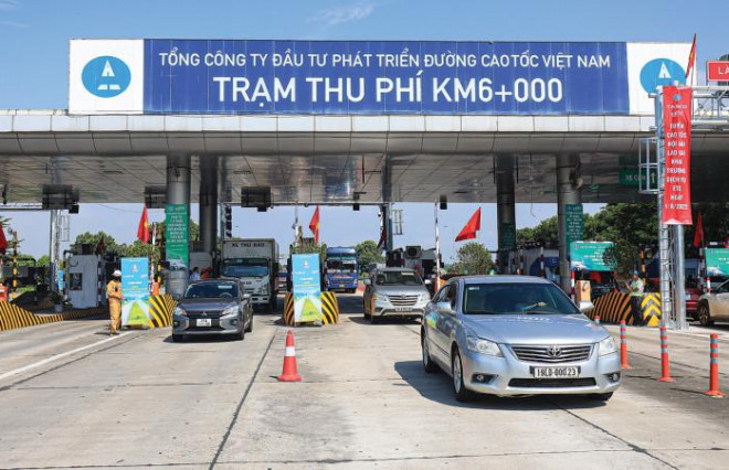 Tính đến nay đã có 3,8 triệu phương tiện trong tổng số 4,6 triệu phương tiện trên cả nước được dán thẻ ETC, đạt tỷ lệ khoảng 83% (Trong ảnh: Trạm thu phí Km 6+000 trên cao tốc Nội Bài - Lào Cai). Ảnh: Tạ Hải