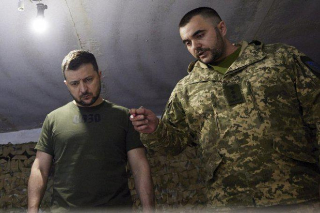 Tổng thống Zelensky (trái) thăm quân đội tiền tuyến ở vùng Zaporizhzhia. Ảnh: Cơ quan báo chí Tổng thống Ukraine