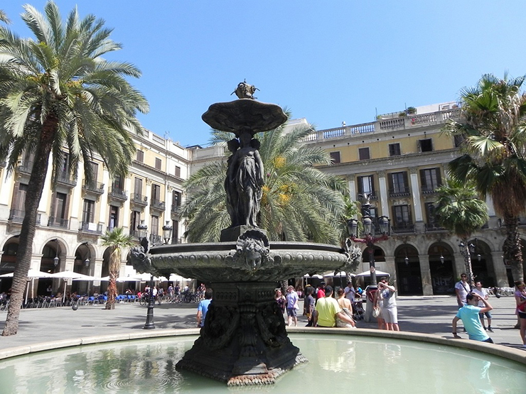 Đi lang thang qua Plaça Reial: Quảng trường vòng cung này&nbsp;gợi nhớ đến Quảng trường St Mark ở Venice. Hãy tìm và chiêm ngưỡng&nbsp;tác phẩm đầu tiên của Gaudí như những cột đèn có hình con rắn đầu rồng...
