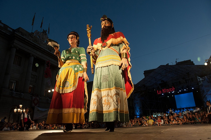 Các lễ hội: Nếu bạn đến đây vào cuối tháng 9, đừng bỏ lỡ 5 ngày Festes de la Mercè với các buổi hòa nhạc miễn phí, khiêu vũ, pháo hoa, các màn nhào lộn và cuộc diễu hành sôi động. Hoặc lễ hội Festa Major de Gràcia mùa hè nổi tiếng với đường phố được trang trí rực rỡ và âm nhạc tưng bừng.&nbsp;
