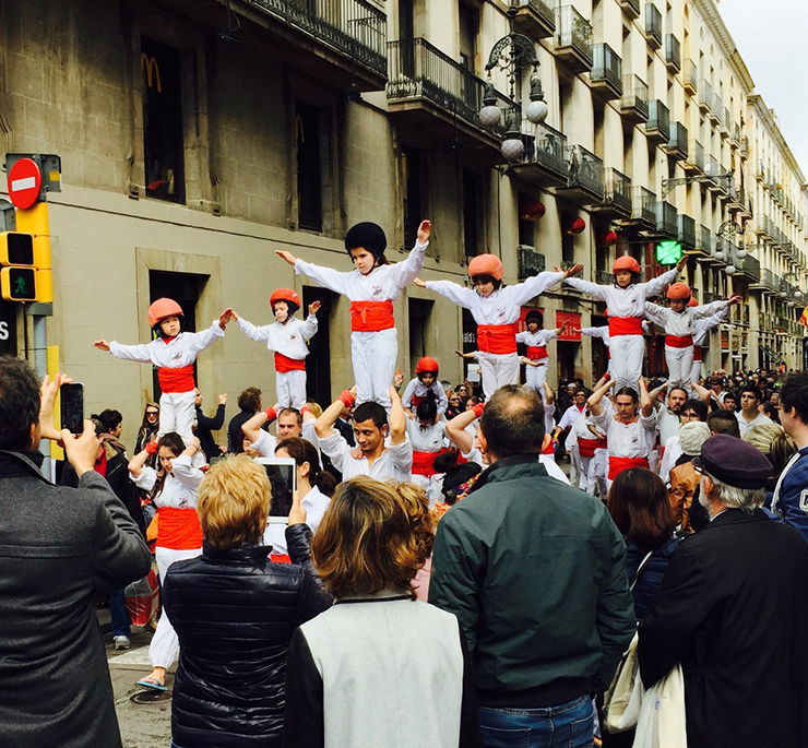 Saunter up La Rambla: Đến đây và dạo bước dọc theo con đường đi bộ dài 1km nổi tiếng là một trải nghiệm vô cùng đáng nhớ. Với những tòa nhà lịch sử vương giả, La Rambla là một nơi tuyệt vời để tản bộ.
