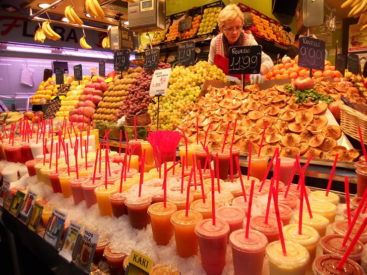 Mercat de la Boqueria: Khu chợ nổi tiếng này là sự bùng nổ đầy màu sắc của trái cây, rau củ, hải sản, các dãy hàng bánh mứt và những gian hàng bán các loại thịt. Có cả các quán bar tapas, quầy bánh pizza... làm thỏa mãn những tín đồ ẩm thực.&nbsp;
