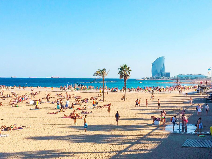 Đắm mình trên bãi biển: Barcelona có nhiều bãi biển tuyệt vời, hoàn hảo để nghỉ ngơi cho đôi chân nhức mỏi sau những ngày tham quan. Barceloneta là nơi nổi tiếng nhất với bãi cát vàng tuyệt đẹp, lối đi dạo và các nhà hàng cực hấp dẫn.
