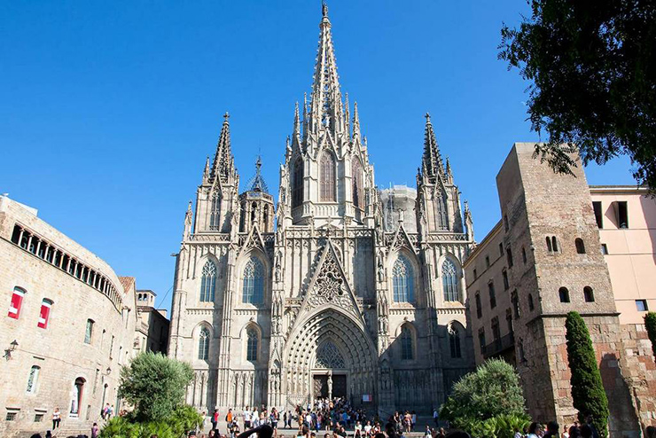 La Catedral: Tòa nhà La Catedral tân Gothic khổng lồ ấn tượng từ bên ngoài vào bên trong. Được miễn phí vé vào buổi sáng và buổi chiều muộn nên bạn nhất định phải vào bên trong để thưởng ngoạn trần nhà hình vòm cao vút, các cột trụ và hành lang tuyệt đẹp.
