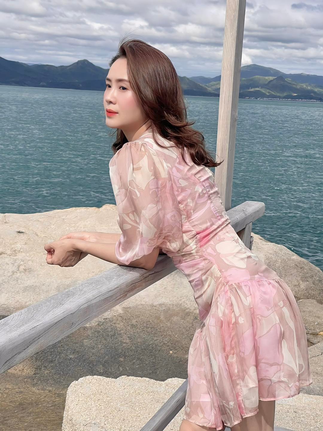 Hồng Diễm diện váy xẻ cao tít tắp, khoe sắc vóc không thua kém hoa hậu - 5