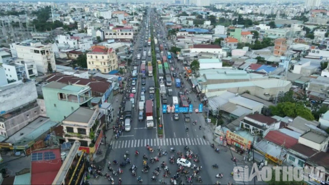 Ngã tư Đình, giao giữa quốc lộ 1 - Nguyễn Văn Quá, quận 12, đã được duyệt với tổng vốn khoảng 480 tỷ đồng. Đây là nút giao thường xuyên xảy ra ùn xe kéo dài vào các giờ cao điểm trong ngày.