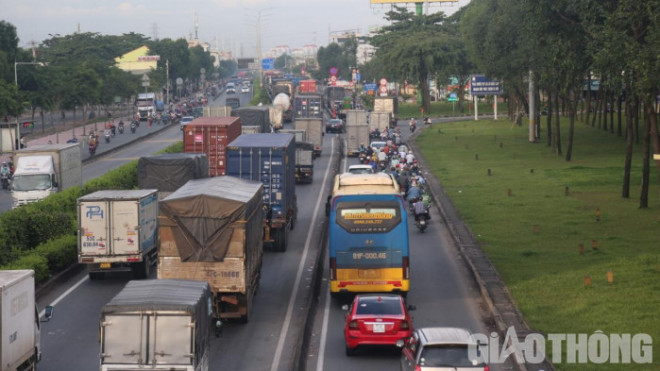 Ngã tư Đình nhỏ hẹp, hiện nay như nút thắt cổ chai, gần nút giao là khu chợ tự phát trên đường Nguyễn Văn Quá, tập trung nhiều xe máy đến mua bán, băng qua giao lộ, vượt đèn đỏ. Hạng mục chính của dự án gồm xây cầu vượt trên quốc lộ 1 dài 600 m, trong đó phần cầu dài 240 m, rộng hơn 17 m cho 4 làn xe.