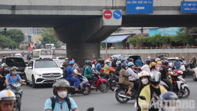 Cách đó hơn 10km cùng nằm trên quốc lộ 1 là Nút giao Linh Xuân giao quốc lộ 1 - quốc lộ 1k - đại lộ Phạm Văn Đồng, TP Thủ Đức, đây được đánh giá là nút giao nhỏ hẹp nằm ở cửa ngõ quan trọng nối TP.HCM - Đồng Nai. Nút giao hiện có xây cầu vượt nhưng cấm xe máy, 4 nhánh đường trên cao rẻ phải ra vào quốc lộ 1. Nút giao thường xuyên ùn ứ khi có nhiều xe kích thước lớn dồn về vòng xoay cùng lúc.