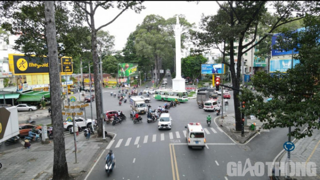 Gần đó, là nút giao ngã sáu Nguyễn Tri Phương - Ngô Gia Tự - Nguyễn Chí Thanh (giáp quận 5 và quận 10), tương tự ngã bảy Lý Thái Tổ, giao thông tại nút giao nay ngày càng đông đúc nhất là vào hai buổi trưa và chiều. Giai đoạn 2018-2020, thành phố có kế hoạch xây cầu vượt thép tại đây nhưng chưa triển khai.