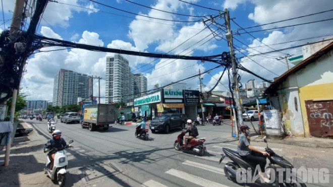 Cùng nằm trong 5 nút giao thông đã thông qua chủ trương đầu tư là Nguyễn Duy Trinh - Nguyễn Thị Định, nằm ở đầu cầu Giồng Ông Tố, TP Thủ Đức, nút giao được đánh giá ngày càng quá tải khi xe cơ giới lưu thông qua vào cảng container và bến phà Cát Lái.