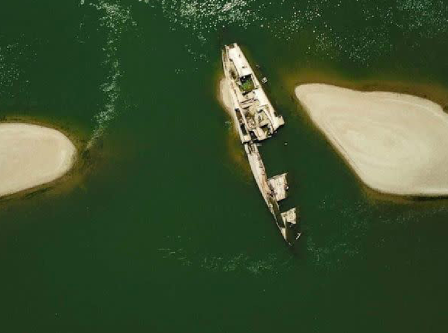 Một con tàu nổi lên khi sông Danube chịu hạn hán nghiêm trọng. (Ảnh: Reuters)