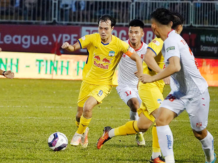 Video bóng đá HAGL - Hải Phòng: Văn Toàn ghi bàn, công làm thủ phá (Vòng 13 V-League)