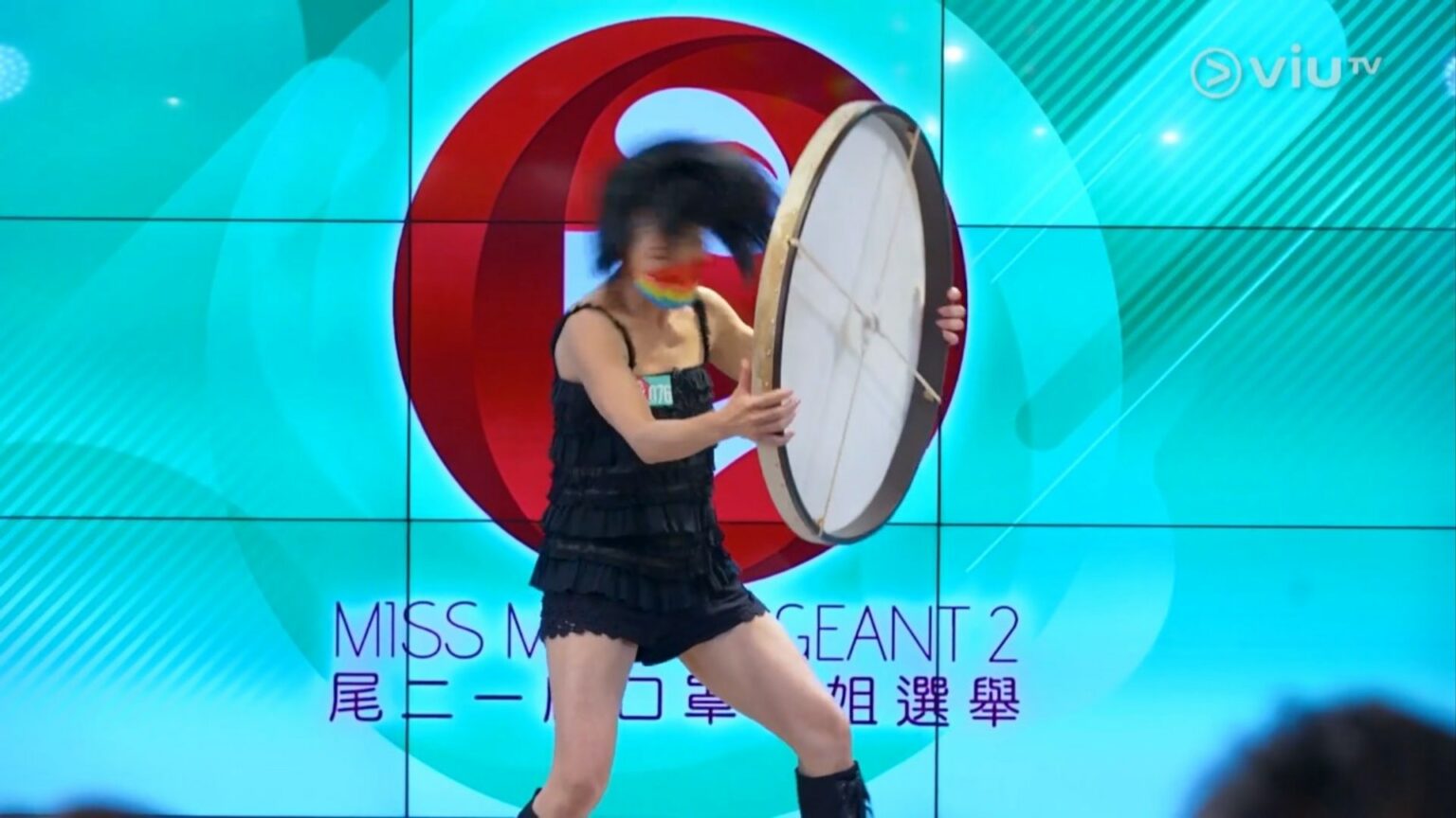 Thí sinh 55 tuổi dùng đầu đánh trống trong cuộc thi "Hoa hậu Khẩu trang" - 9
