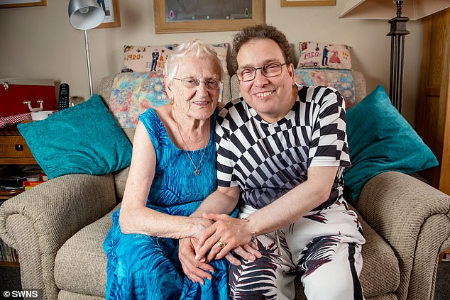 Cụ bà 87 tuổi kết hôn hạnh phúc với chồng trẻ 47 tuổi trong gần hai thập kỷ - 1