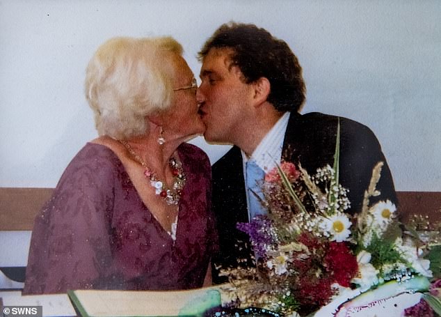 Cụ bà 87 tuổi kết hôn hạnh phúc với chồng trẻ 47 tuổi trong gần hai thập kỷ - 5