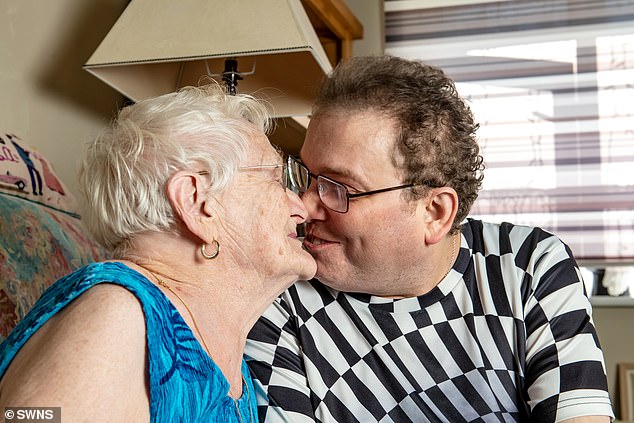 Cụ bà 87 tuổi kết hôn hạnh phúc với chồng trẻ 47 tuổi trong gần hai thập kỷ - 9
