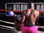 Thể thao - Kỳ quái võ sĩ Boxing tự bị knock-out, người thắng cuộc đứng &quot;chết lặng&quot;