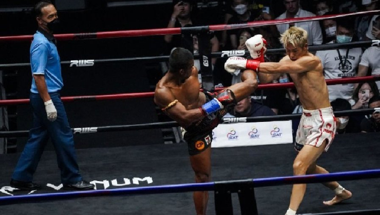 "Thánh Muay" Buakaw (trái) không cho võ sĩ trẻ Nhật Bản cơ hội chiến thắng