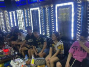 Pháp luật - 19 nam nữ bay lắc trong quán karaoke cùng với ma túy ‘nước vui’