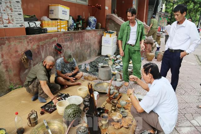 Hai ngày thứ 7, chủ nhật hàng tuần, hội những người đam mê đồ cổ trên địa bàn Nghệ An và các tỉnh, thành đều đổ về tuyến đường Đinh Công Tráng, TP Vinh để giao lưu, mua bán những món đồ cổ sưu tầm được.
