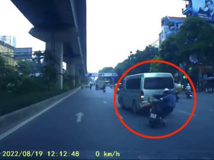 Clip: Lái ô tô hất ngã 2 mẹ con cô gái đi xe máy rồi ”chạy mất hút”, tài xế gây phẫn nộ