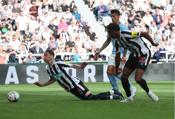 Miguel Almiron ghi bàn khá may mắn cho Newcastle