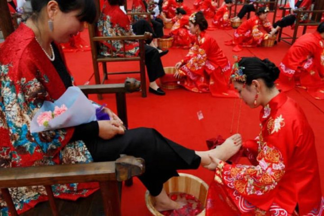 Bức ảnh các nàng dâu rửa chân cho mẹ chồng gây bão mạng Trung Quốc.
