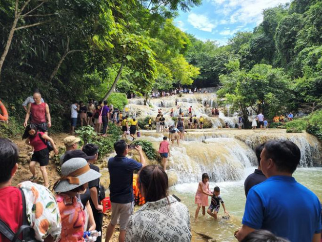 Ngắm thác nước đẹp như tranh vẽ ở xứ Thanh lên tem Việt - 7