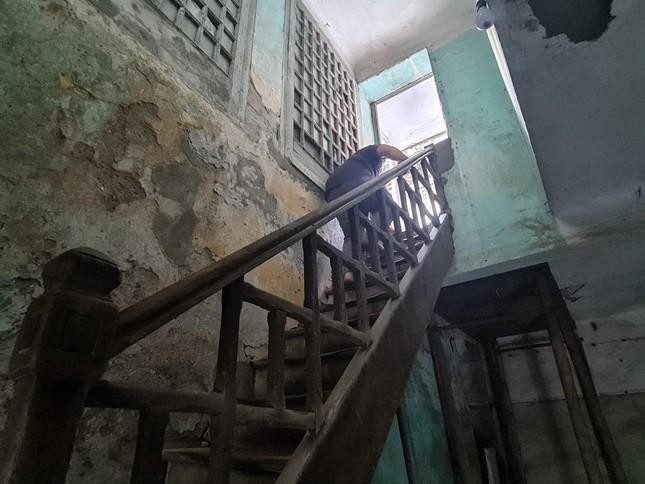Cầu thang ọp ẹp xuống cấp là lối đi duy nhất của các hộ dân sống trên tầng 3 khu biệt thự 13 Phan Huy Chú