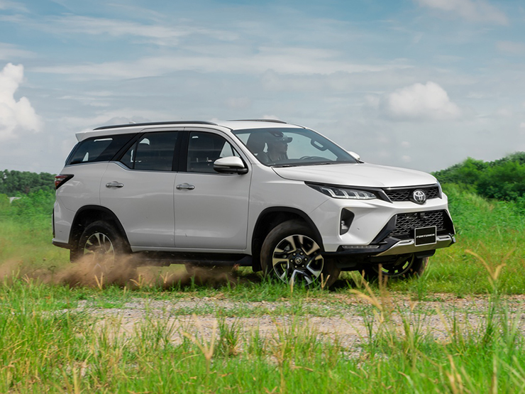 Giá xe Toyota Fortuner niêm yết và lăn bánh tháng 8/2022