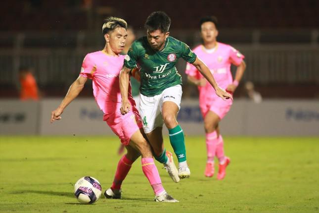 Lee Nguyễn kiến tạo 1 bàn trong chiến thắng 2-1 trước Sài Gòn FC Ảnh: TV