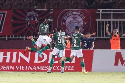 Niềm vui của các cầu thủ CLB TP HCM sau bàn thắng vượt qua Sài Gòn FC với tỉ số 2-1, thắp lên hy vọng trụ hạng thành công Ảnh: QUANG LIÊM