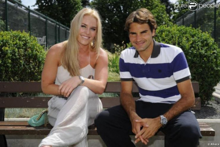 Tennis 24/7: Federer "đốn tim" bồ cũ của Tiger Woods, Djokovic đón tin buồn