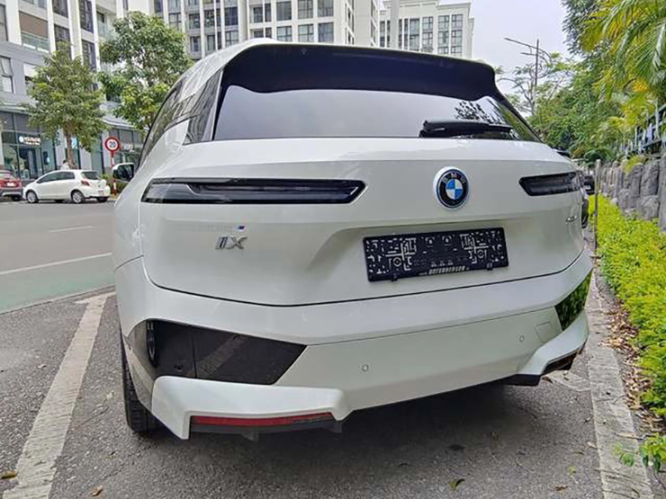 Xe điện hạng sang BMW iX đầu tiên tại Việt Nam ra biển trắng - 7