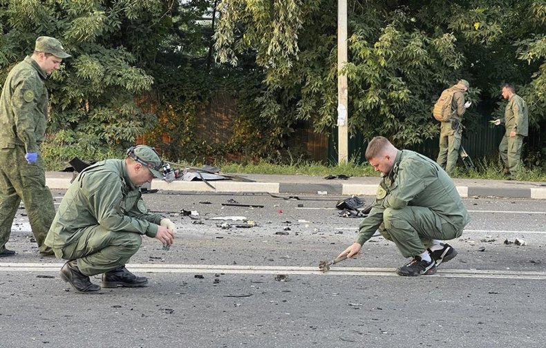 Điều tra viên làm việc tại hiện trường vụ nổ bom xe ngoài thủ đô Moscow (ảnh: AP)