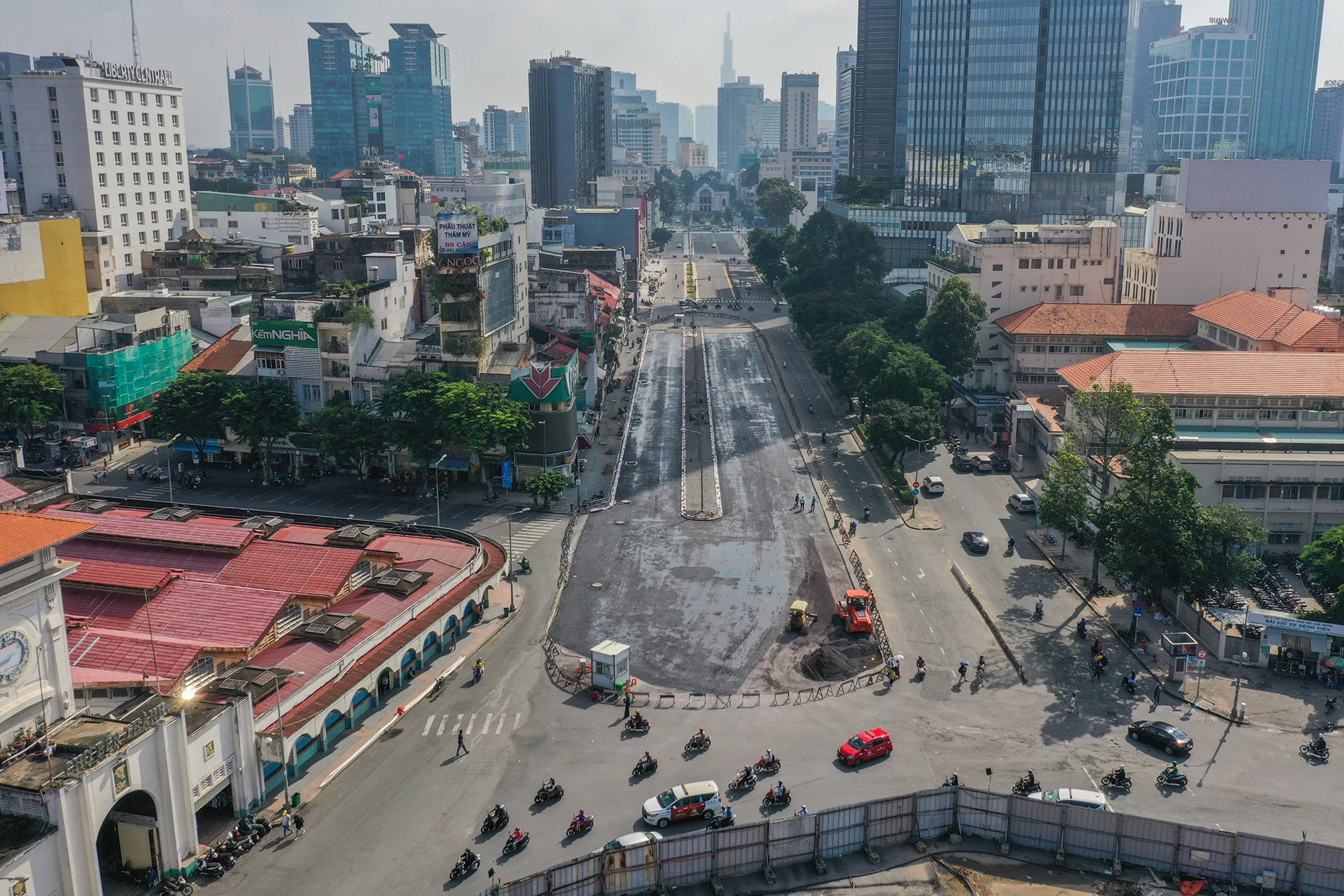 Đoạn cuối đường Lê Lợi từ giao với đường Nam Kỳ Khởi Nghĩa đến chợ Bến Thành dài khoảng hơn 200m vừa được tháo rào chắn để tái lập mặt bằng, hệ thống thoát nước, hoàn thiện các hạng mục còn lại của đoạn đường.