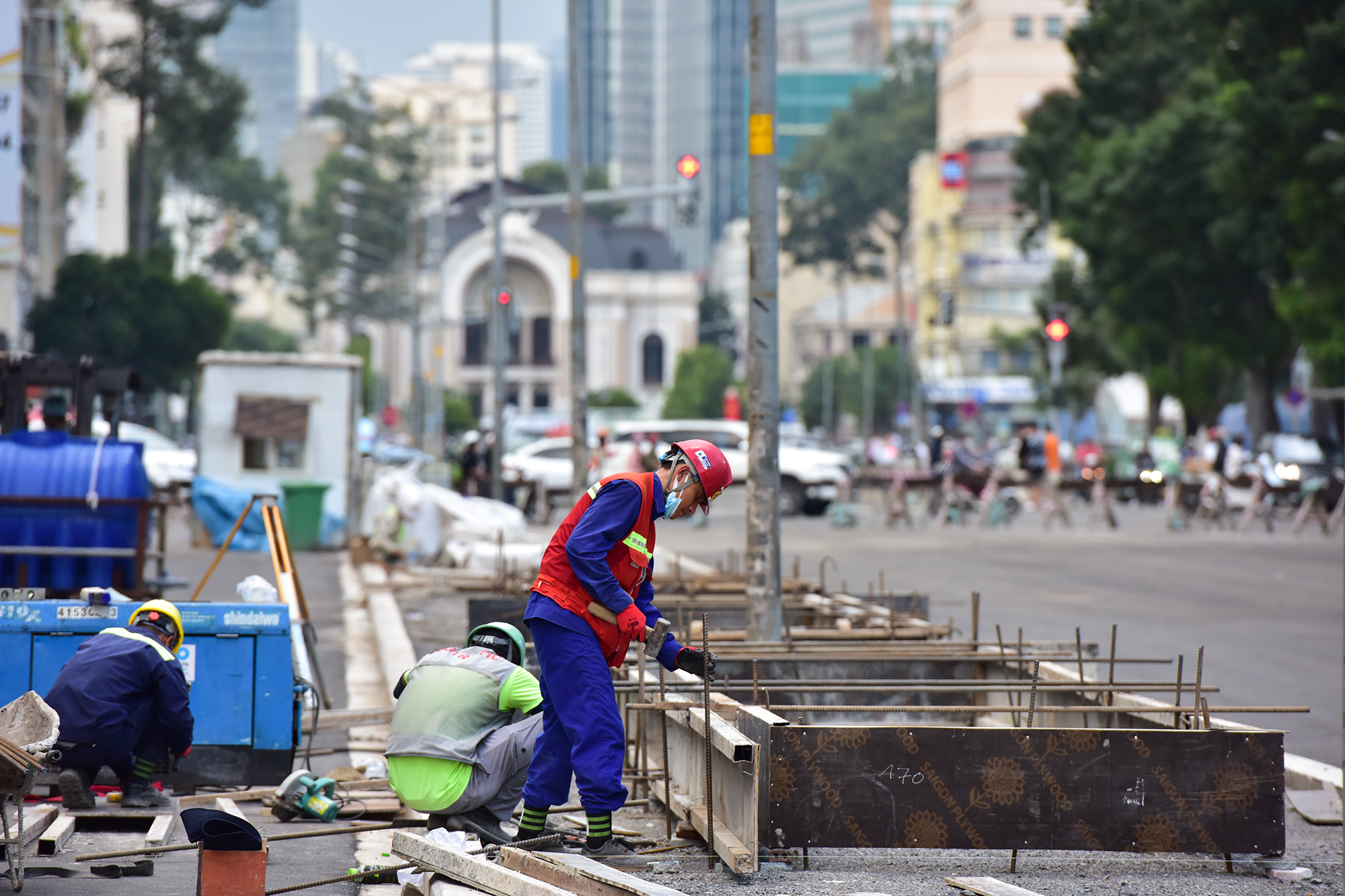 Ghi nhận ngày 22/8, phía trong hàng rào dã chiến, các công nhân tiếp tục thi công các hạng mục lát đá vỉa hè, thi công bồn trồng cây cảnh.