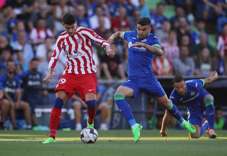 Morata (áo đỏ trắng) chơi tuyệt hay khi trở lại Atletico