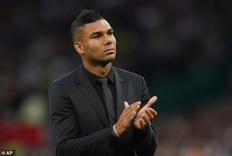 Casemiro nhận được sự chào đón nồng nhiệt từ hàng vạn fan MU